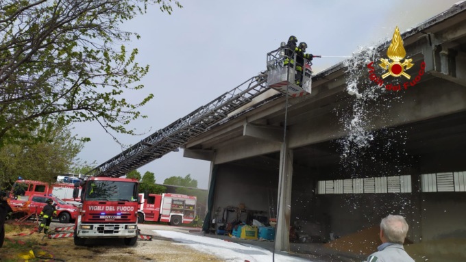 L’impianto fotovoltaico fa divampare l’incendio: paura in un capannone pieno di rotoballe