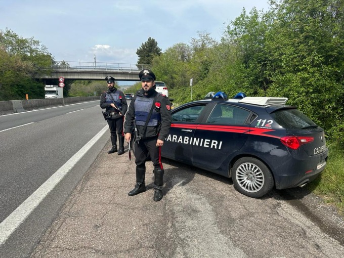 “Mi hai colpito! Guarda che danno, ora voglio i soldi”: ma l’abile truffatore ha simulato i graffi coi gessetti colorati