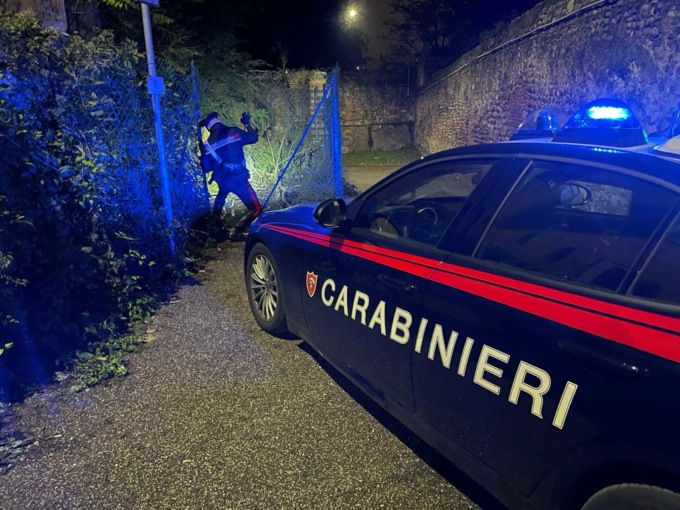 Il casolare abbandonato lungo l’Adige diventa un “laboratorio” della droga