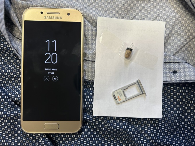 Spende migliaia di euro in gadget alla James Bond per prendere la patente (ma poi si fa beccare)