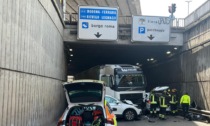 Camion contromano nel sottopasso Santa Teresa travolge due auto: uno dei feriti è gravissimo