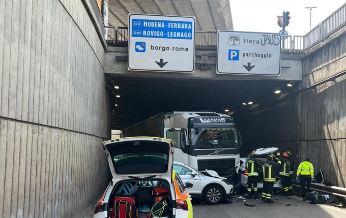 Camion contromano nel sottopasso Santa Teresa travolge due auto: uno dei feriti è gravissimo