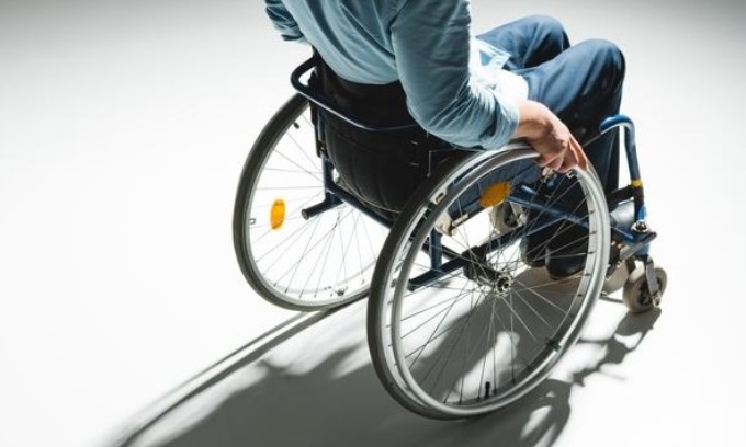 Lascia in casa da solo il figlio disabile nudo e senza cibo