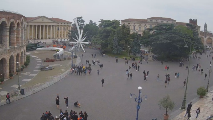 Stella di Natale crollata sui gradoni dell’Arena: iniziate le operazioni di smontaggio