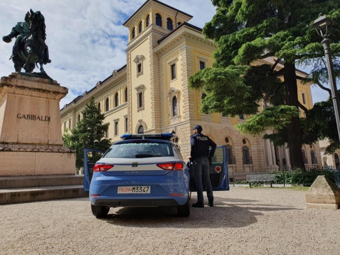 Senzatetto aggredisce una donna, poi rompe a calci il vetro dell’auto della Polizia