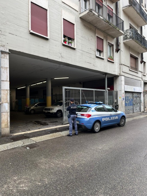 Feroce lite a Verona, un uomo si scaglia anche contro la polizia