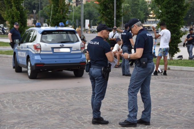 Giovani (e turisti) sotto la lente della Polizia di Stato: in due giorni 6mila controlli