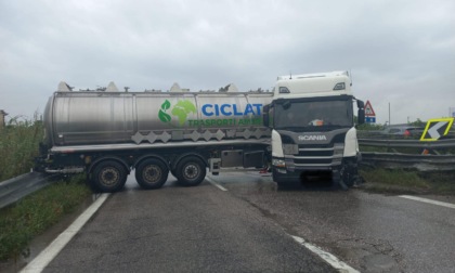 Camion si intraversa dopo l'incidente: Sr 62 “della Cisa” chiusa dallo svincolo della tangenziale Sud verso il casello di Verona Nord