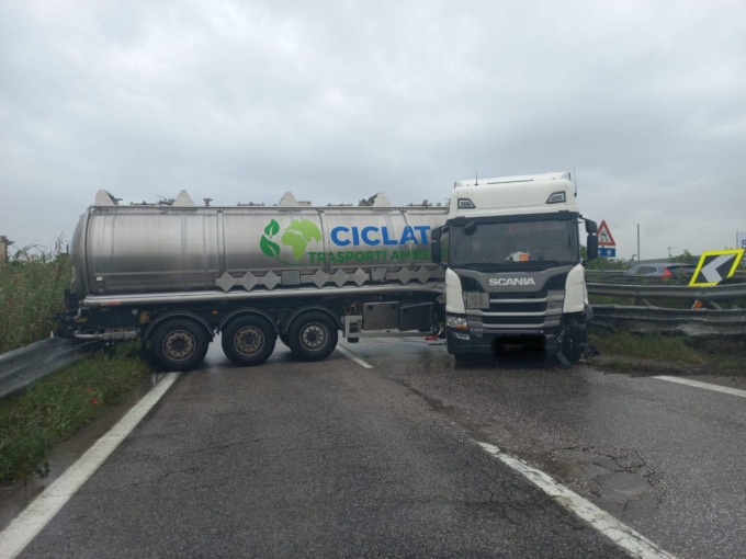 Camion si intraversa dopo l’incidente: Sr 62 “della Cisa” chiusa dallo svincolo della tangenziale Sud verso il casello di Verona Nord