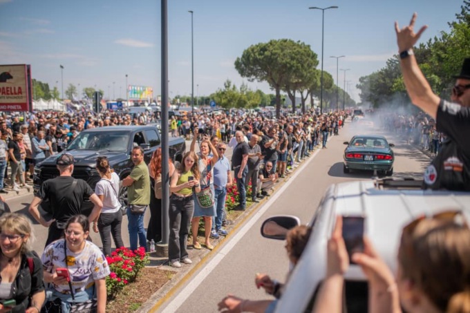 L’addio al celibato al Biker Fest di Lignano, poi il drammatico volo dal secondo piano di un hotel