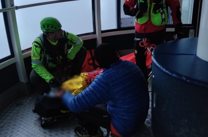 Fitta nebbia in quota e volo shock con il parapendio: nell’atterraggio la passeggera si rompe un piede