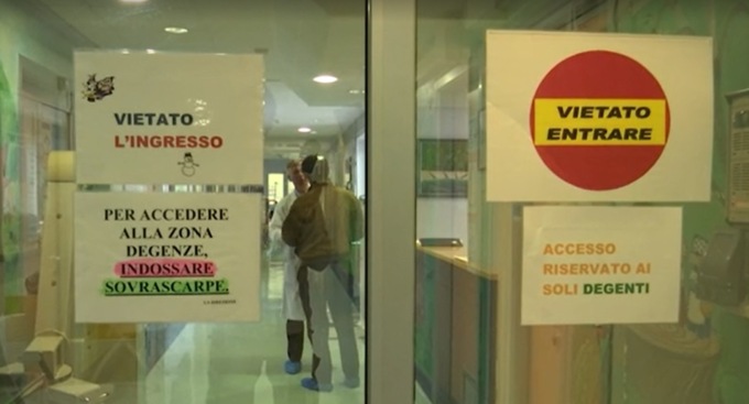 Mancano i medici, i posti letto si riducono e si teme lo stop dei servizi pediatrici