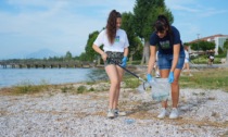 Dipendenti di Gardaland Sea Life "spazzini" delle spiagge del lago per un giorno intero