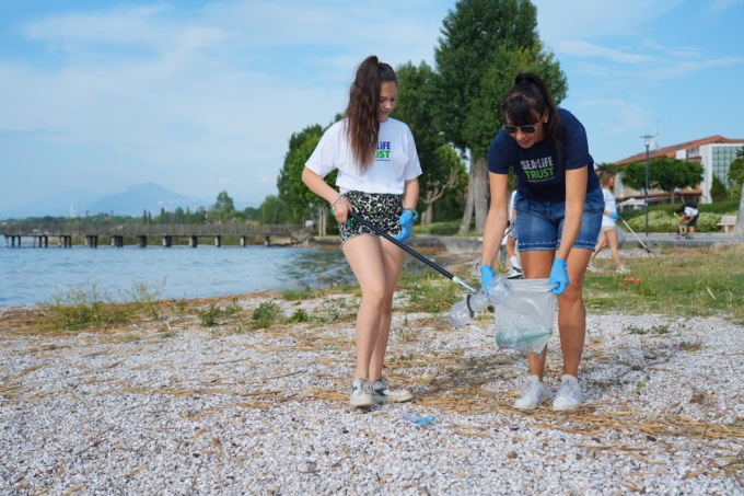 Dipendenti di Gardaland Sea Life “spazzini” delle spiagge del lago per un giorno intero