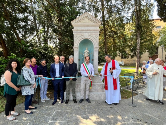 Statua della Madonna vandalizzata: dopo il restauro è tornata al suo posto