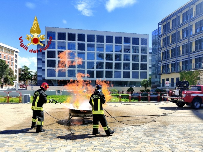 Il grande cuore dei Vigili del fuoco: nonostante gli impegni per le alluvioni, nel giorno libero hanno incantato i bimbi ricoverati in ospedale