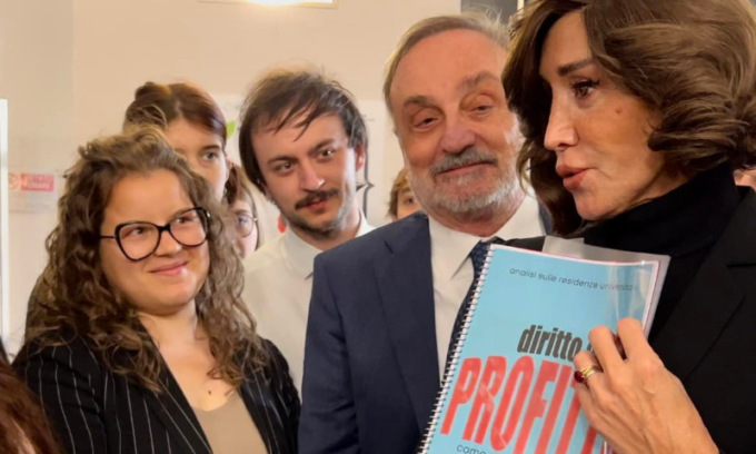 Il ministro dell’Istruzione Bernini a Verona per l’inaugurazione dell’anno accademico (e l’incontro con gli studenti in tenda)