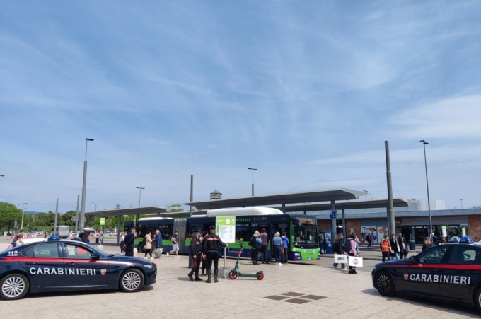 Due ragazzine scappano dalla casa famiglia e si nascondono (male) in stazione