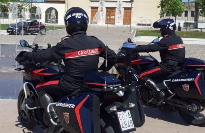 Giovane accerchiato e derubato sul bus: “Ridatemi la catenina”, ma i ladri lo minacciano