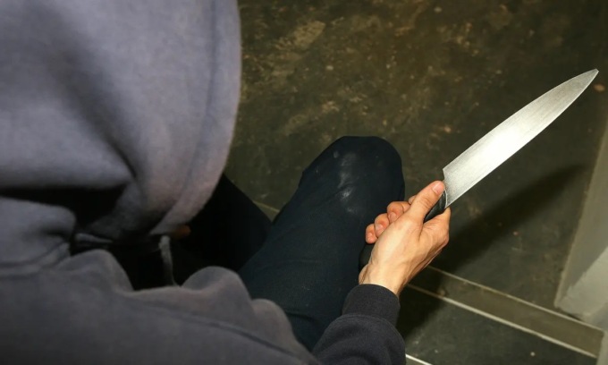 Armato di coltello minaccia la fidanzata 17enne e sua madre, poi si scaglia contro i carabinieri