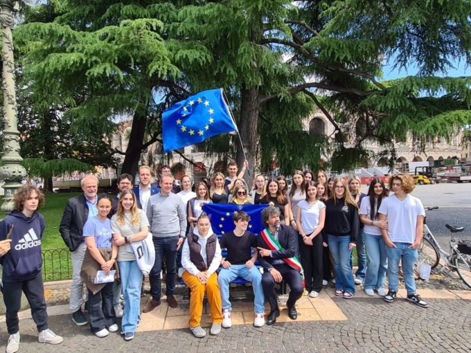 Inaugurata la panchina europea in piazza Bra