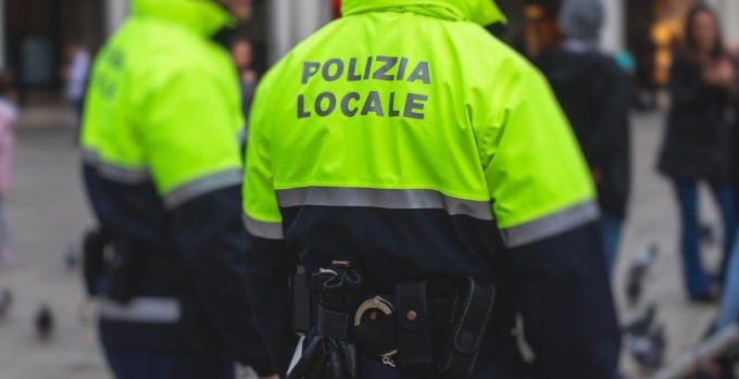 Ubriaco alla guida, fugge dal posto di blocco: inseguimento fino a 155 km/h tra Zai e strada La Rizza