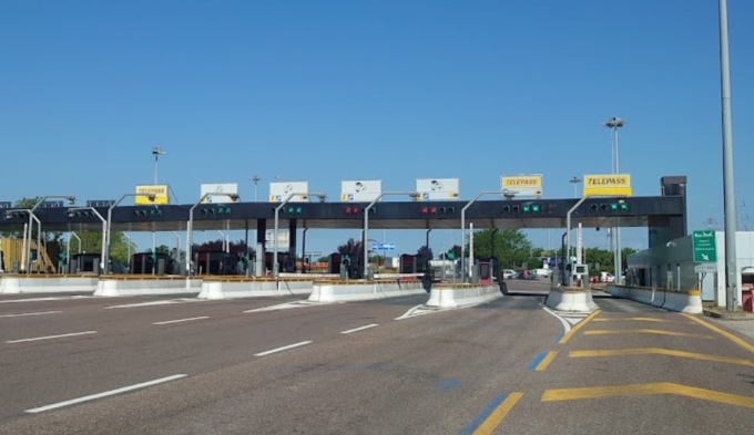Maxi tamponamento tra quattro camion lungo l’autostrada A22: un ferito grave e lunghe code
