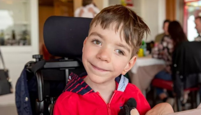 Bimbo veronese affetto da tetraparesi spastica: il passeggino costa troppo, scatta la gara di solidarietà