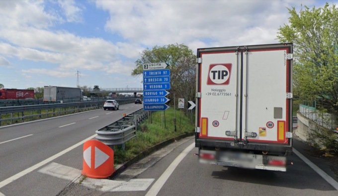 E’ morto il motociclista finito sotto un camion in tangenziale: troppo gravi le ferite riportate