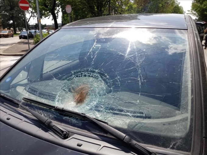 Perde il controllo della moto, devasta quattro auto in sosta e poi scappa