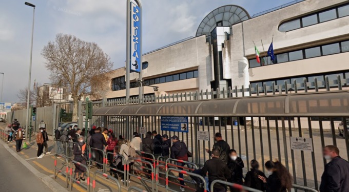Decidono di litigare ma nel luogo sbagliato: rissa tra clandestini davanti… alla Questura