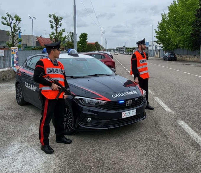 Nessuna norma di sicurezza e dipendenti non regolari: chiuso un negozio di barberia a Legnago