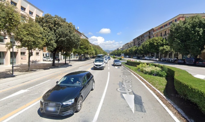 Fa inversione in corso Porta Nuova e uno scooter lo centra in pieno: morto il 48enne Gerry Busato