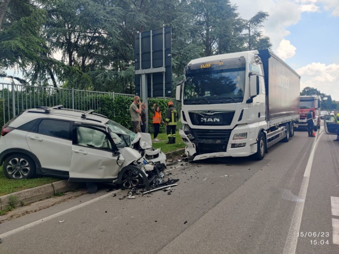 Perde il controllo dell’auto e centra un camion: l’80enne Paolo Confortini è gravissimo