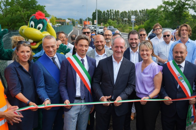 Inaugurata la ciclovia sulla “Gardesana Orientale” e la rotatoria per i parcheggi Gardaland