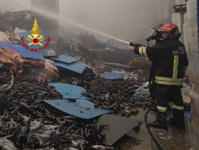 Dentro l’inferno di fuoco di Cologna: foto e video dell’imponente rogo