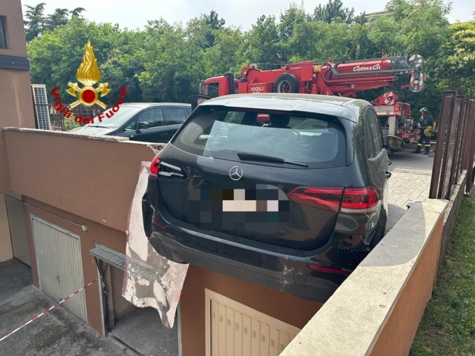 Sbaglia manovra, sfonda un muretto e resta con la Mercedes sospeso nel vuoto