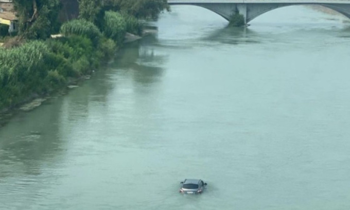 Non mette il freno a mano all’auto appena comprata e finisce nell’Adige