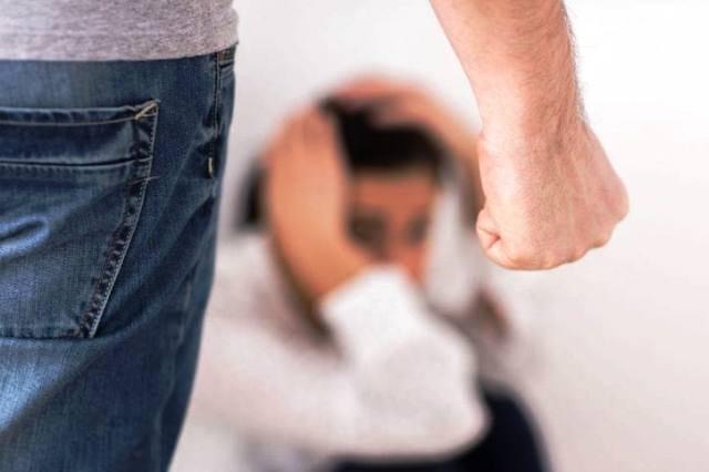 “Donnacce”: le ripetute violenze sessuali e le persecuzioni dell’insegnante misogino