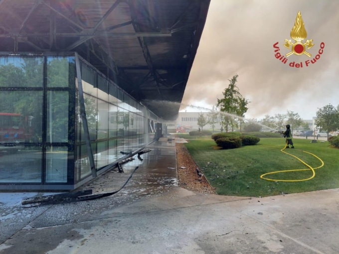 Incendio in una ditta di lavorazione vetro a Cologna Veneta: 4 intossicati dal fumo