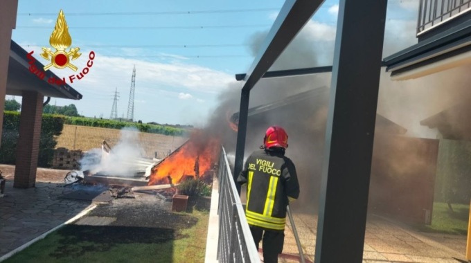 Arcole, le foto della casetta di legno divorata dalle fiamme