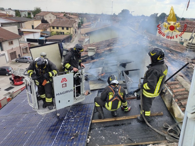 Il tetto di un’abitazione prende fuoco a Villafranca: edificio evacuato