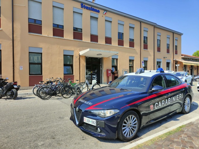 “Ti voglio bene”, e lo abbraccia. Ma è una scusa per strappargli la catenina dal collo