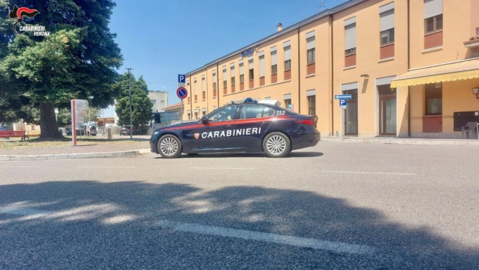 “Come si chiama?”, ma lui non collabora: dalle tasche spunta la droga