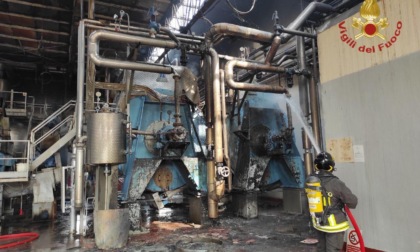 Inferno di fuoco in una ditta di Sorgà: due Vigili del fuoco investiti dai vapori tossici