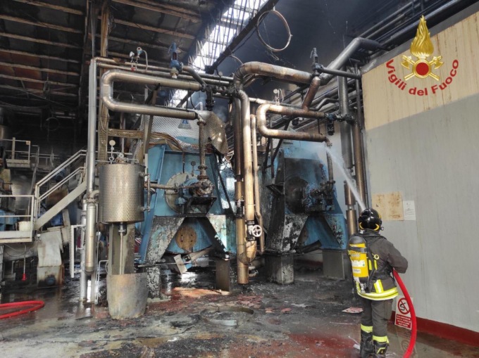 Inferno di fuoco in una ditta di Sorgà: due Vigili del fuoco investiti dai vapori tossici