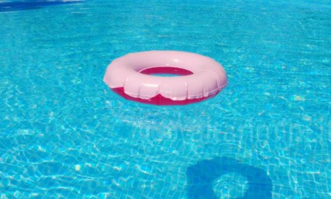 I genitori si distraggono e il bimbo di 3 anni cade in piscina: è morto in ospedale