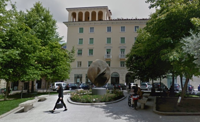 Ragazza massacrata da due turiste per una sigaretta negata