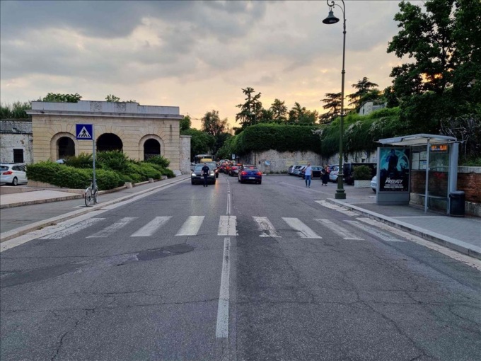 49enne investita sulle strisce: caccia al pirata della strada
