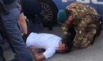 Stazione Porta Nuova: il video dell'uomo steso a terra durante i controlli della Polizia
